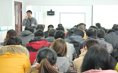 安邦邀請著名經(jīng)濟學(xué)教授陸滿平來企做“融資上市”培訓(xùn)(圖1)