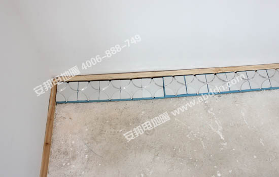 開(kāi)始鋪設(shè)電地暖模塊，根據(jù)現(xiàn)場(chǎng)情況鋪設(shè)好轉(zhuǎn)向模塊